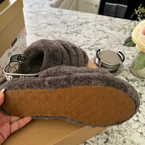 Womens grey Ugg slippers in great condition Only worn twice. - Picture 3 of 4